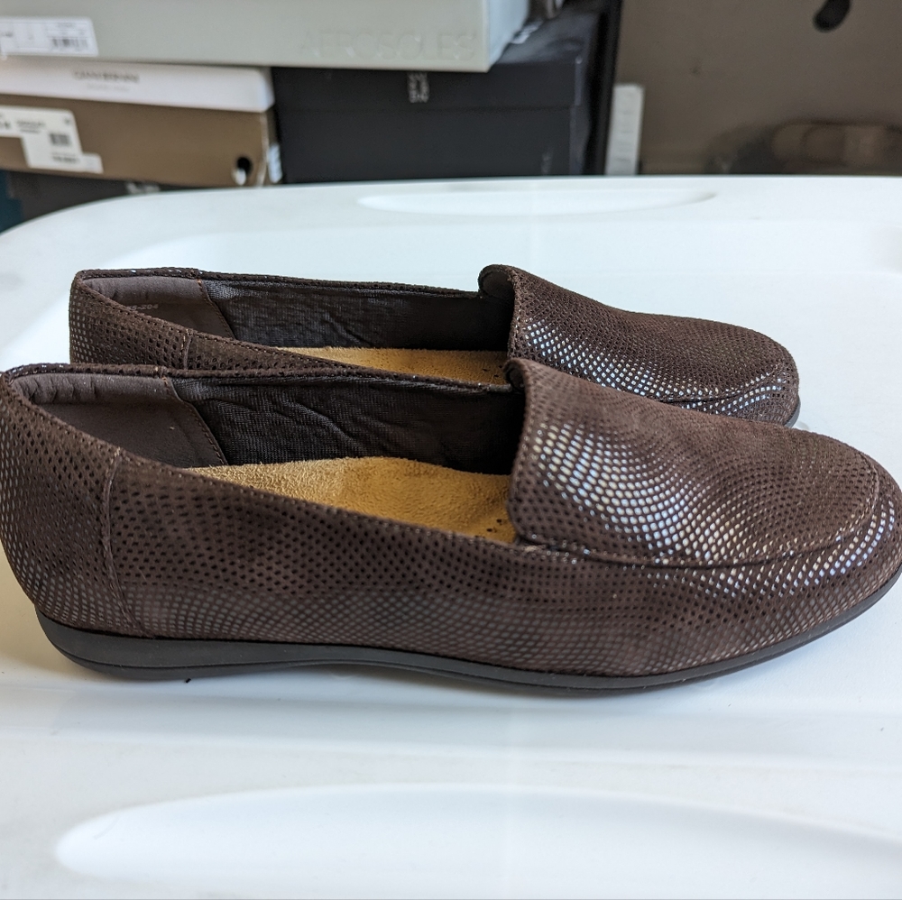 TROTTERS Jenn Women Leather Shinny Brown Slip On Low Loafer Shoes 7